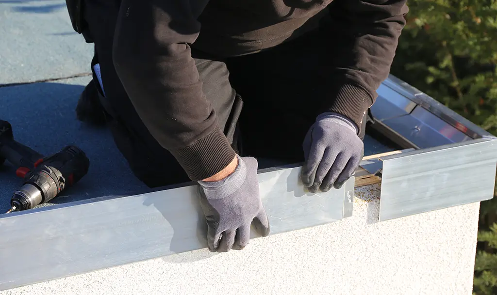 Bauspengler erledigt Reparaturarbeiten