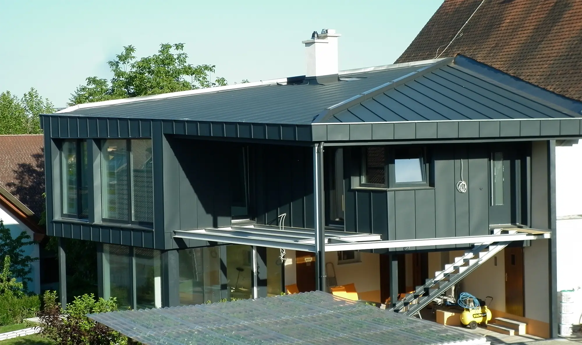 Zubau mit Blechfassade und Blechdach